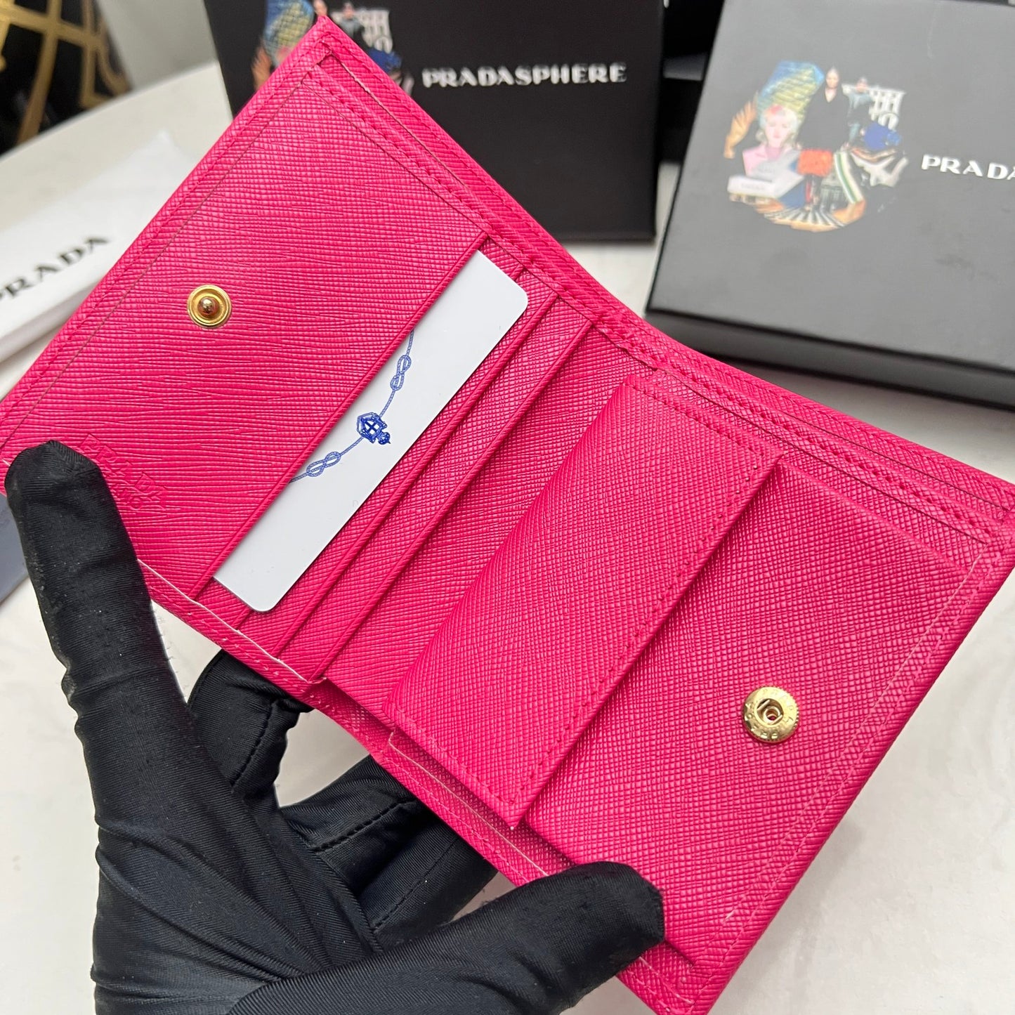 【プラダ】サフィアーノ素材使用 新作レディースミニ財布 在庫わずか
