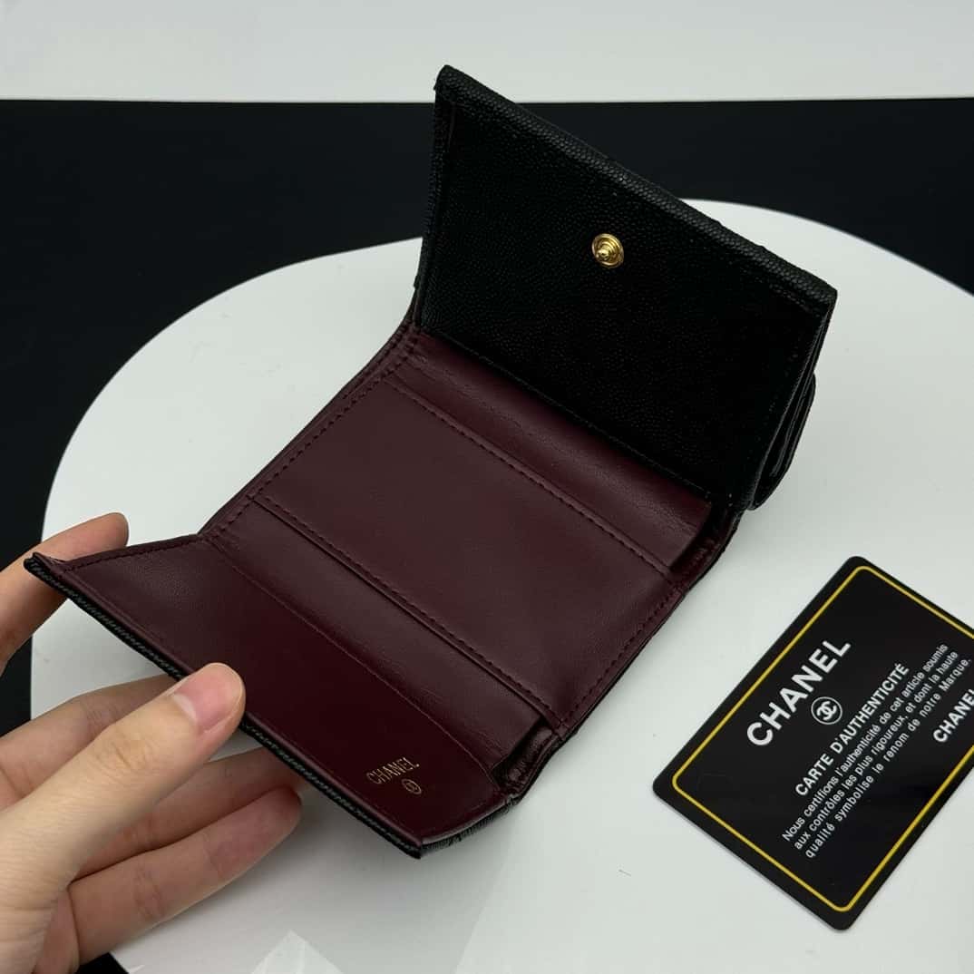 【シャネル】定番CFライン キャビアスキン三つ折財布 高級感漂う春夏新作