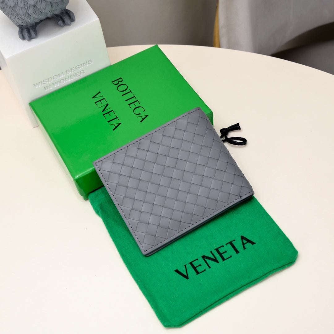 【ボッテガヴェネタ】春夏にぴったりの実用的で絶妙な短財布3色