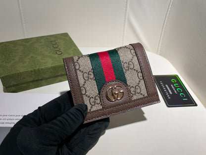 【グッチ】 個性派！超薄デザインの短財布 持ち運び便利