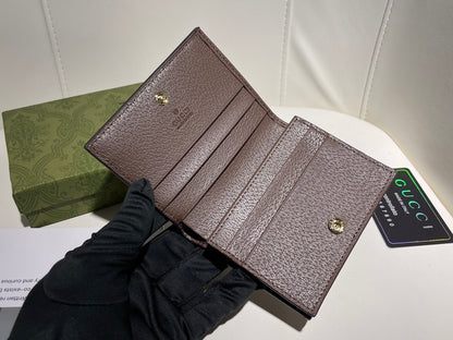 【グッチ】 個性派！超薄デザインの短財布 持ち運び便利