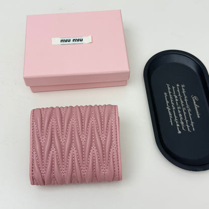 【ミュウミュウ】上品なデザイン♪おしゃれ】3つ折り財布3色