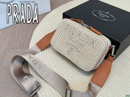 【プラダ】ラフィア素材の新作バッグ 高級感あふれるカラー展開