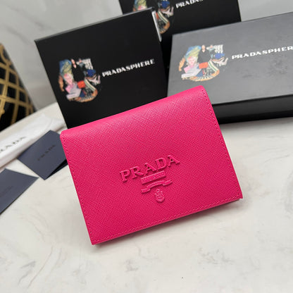 【プラダ】サフィアーノ素材使用 新作レディースミニ財布 在庫わずか