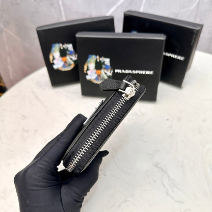 【プラダ】アイコニックな三角プレート付き 小さなジップ財布 春の新作