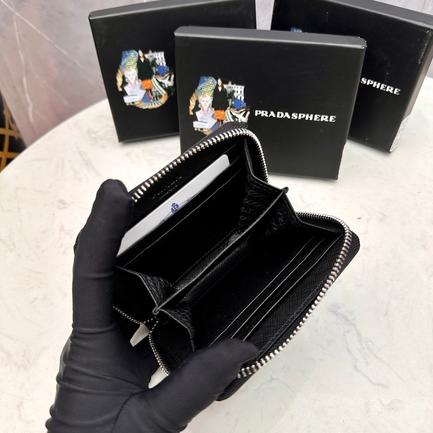 【プラダ】アイコニックな三角プレート付き 小さなジップ財布 春の新作