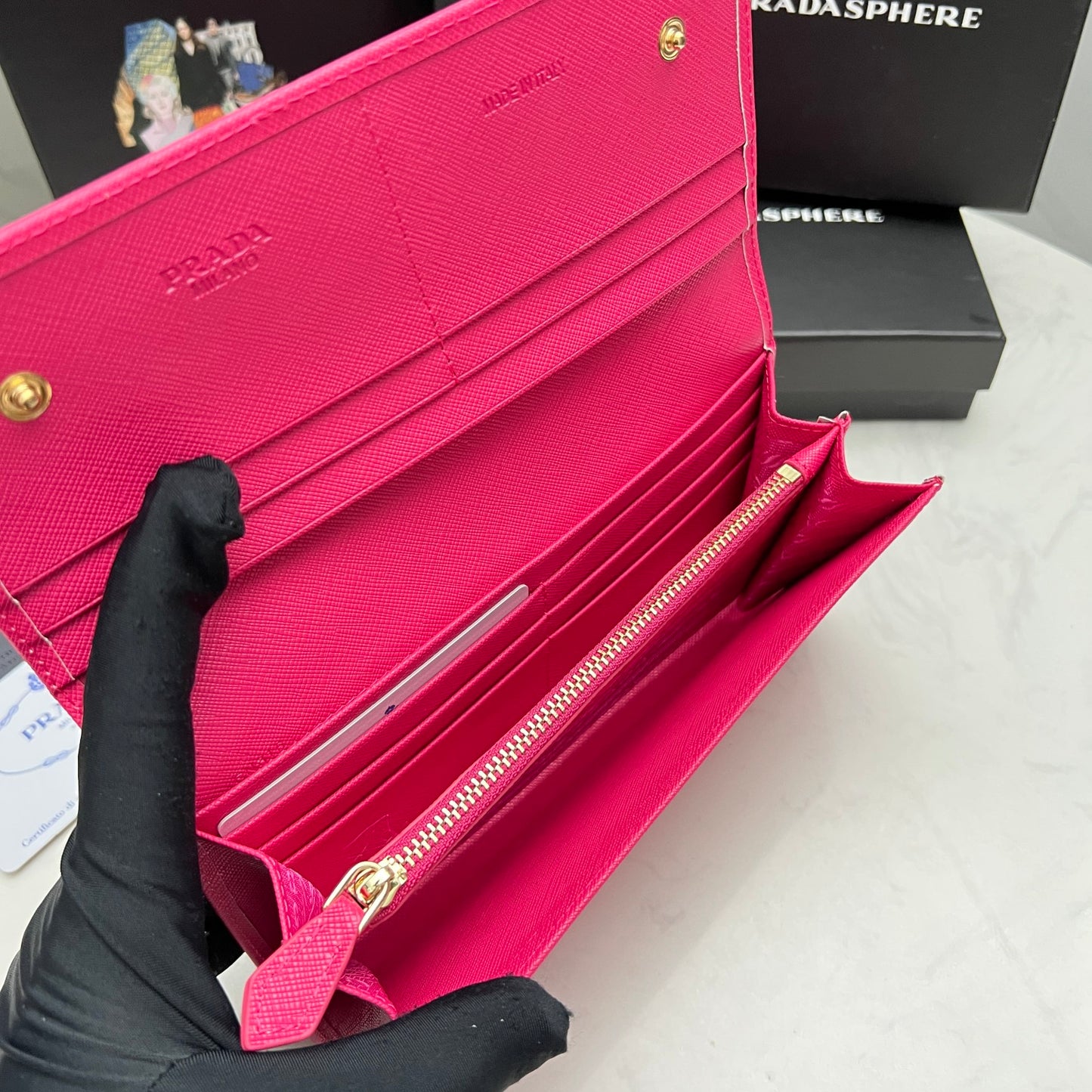 【プラダ】美しさと機能性を兼ね備えたフラップ长財布 今季注目