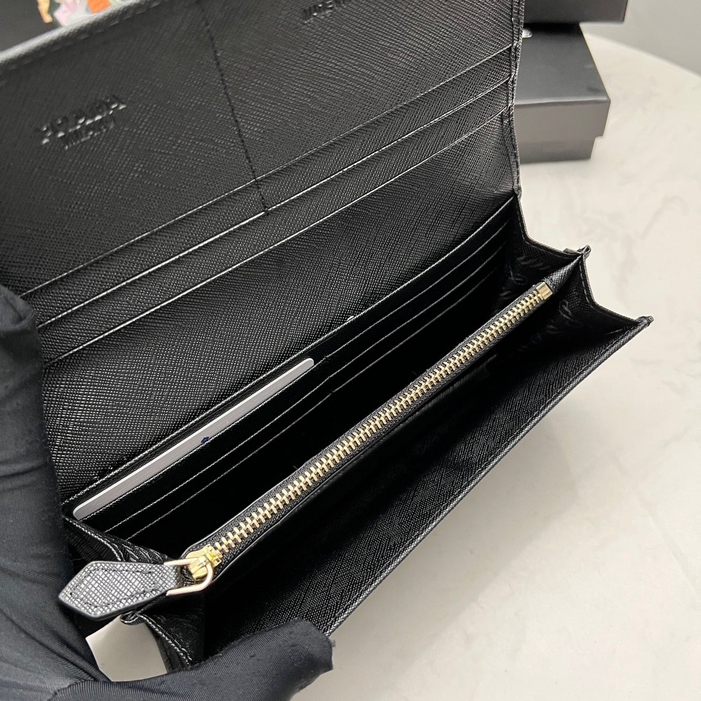 【プラダ】シンプル＆モダン サフィアーノレザーの新定番 今だけ特価