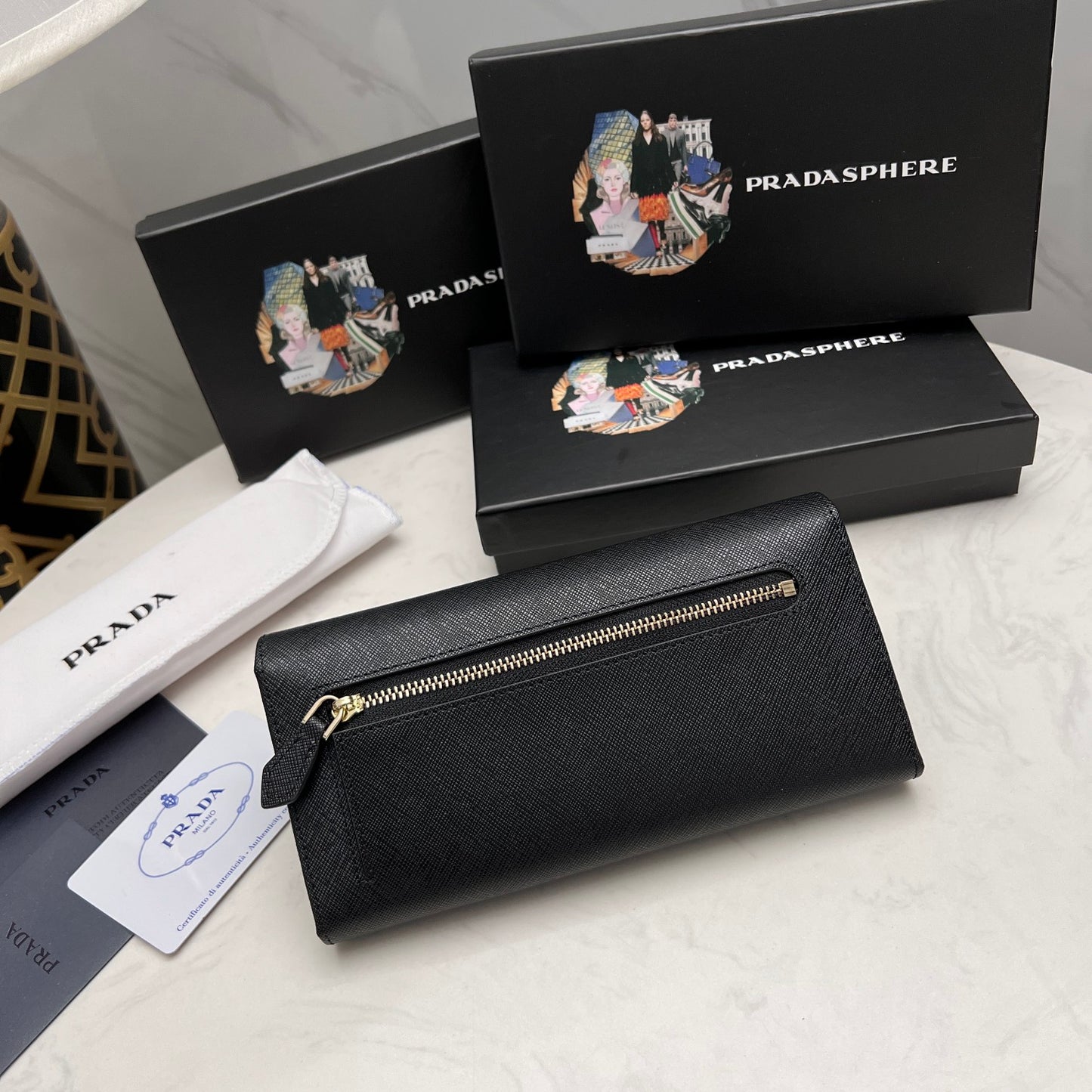 【プラダ】新作長財布 サフィアーノ素材で高級感満点