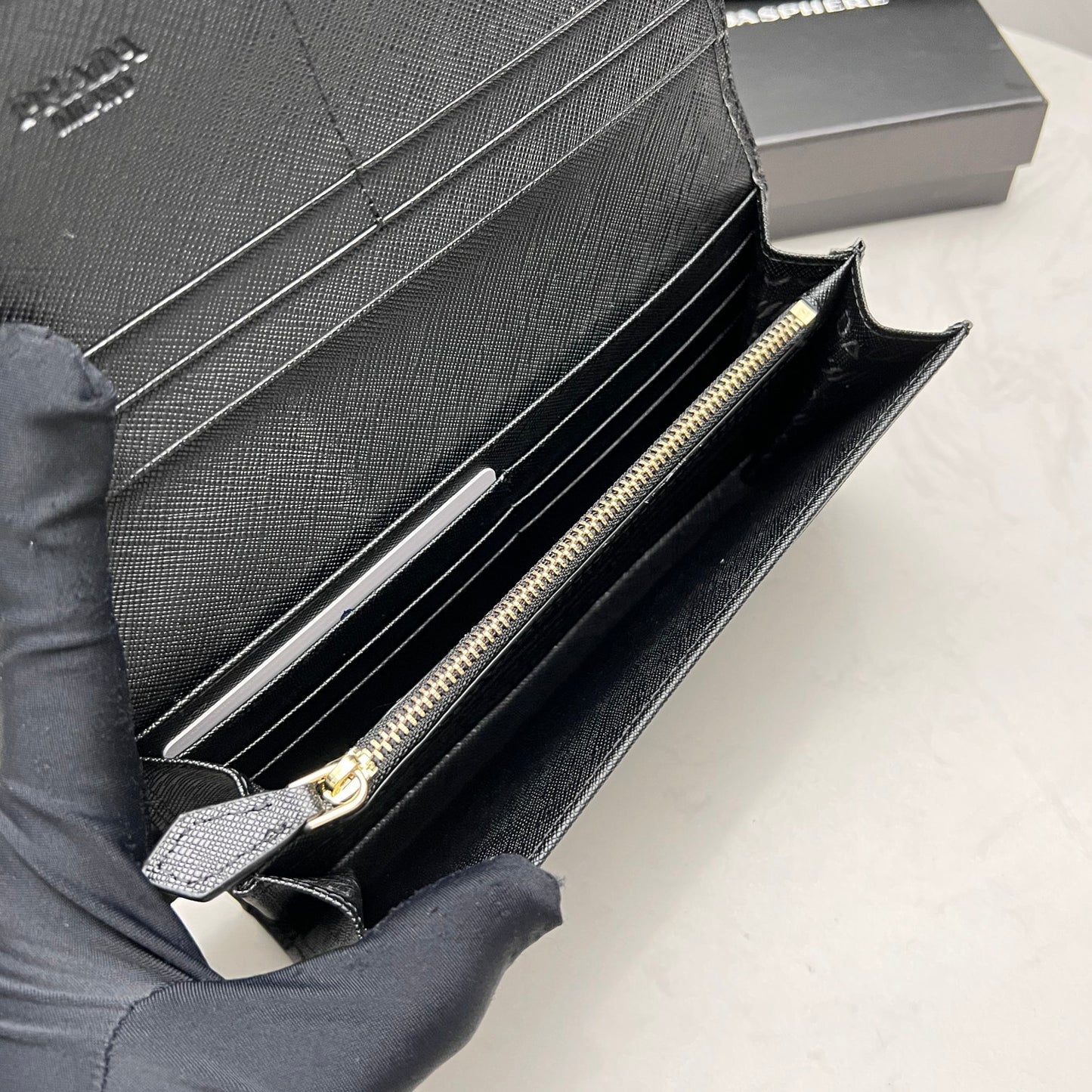 【プラダ】新作長財布 サフィアーノ素材で高級感満点