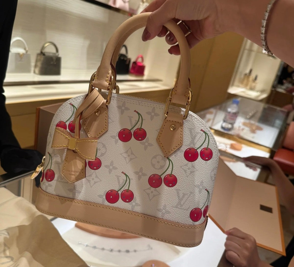 【ルイヴィトン】新作コラボLV x TMアルマBB さくらんぼ ハンドバッグ M14234