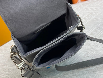 【ルイヴィトン】ギフトにもS-LOCK 縦型 ウェアラブルウォレット