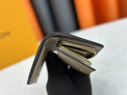 【ルイヴィトン】収納力抜群のミニ財布 上質感あふれるエンボス仕上げ
